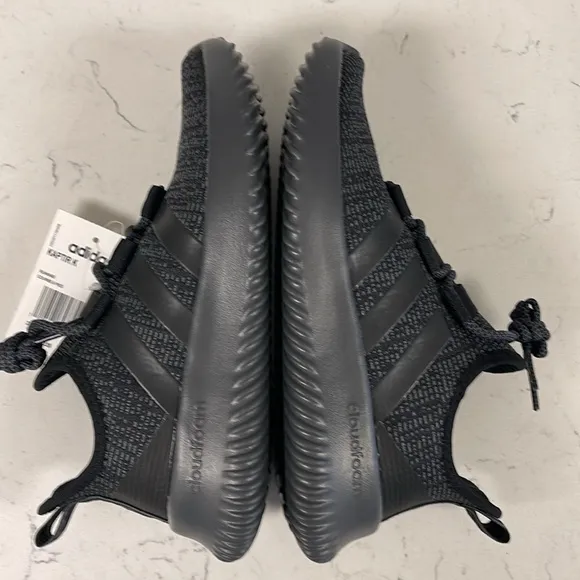 adidas Kaptir K Boys Running Shoes Size 4 NWT Grey &amp; Black