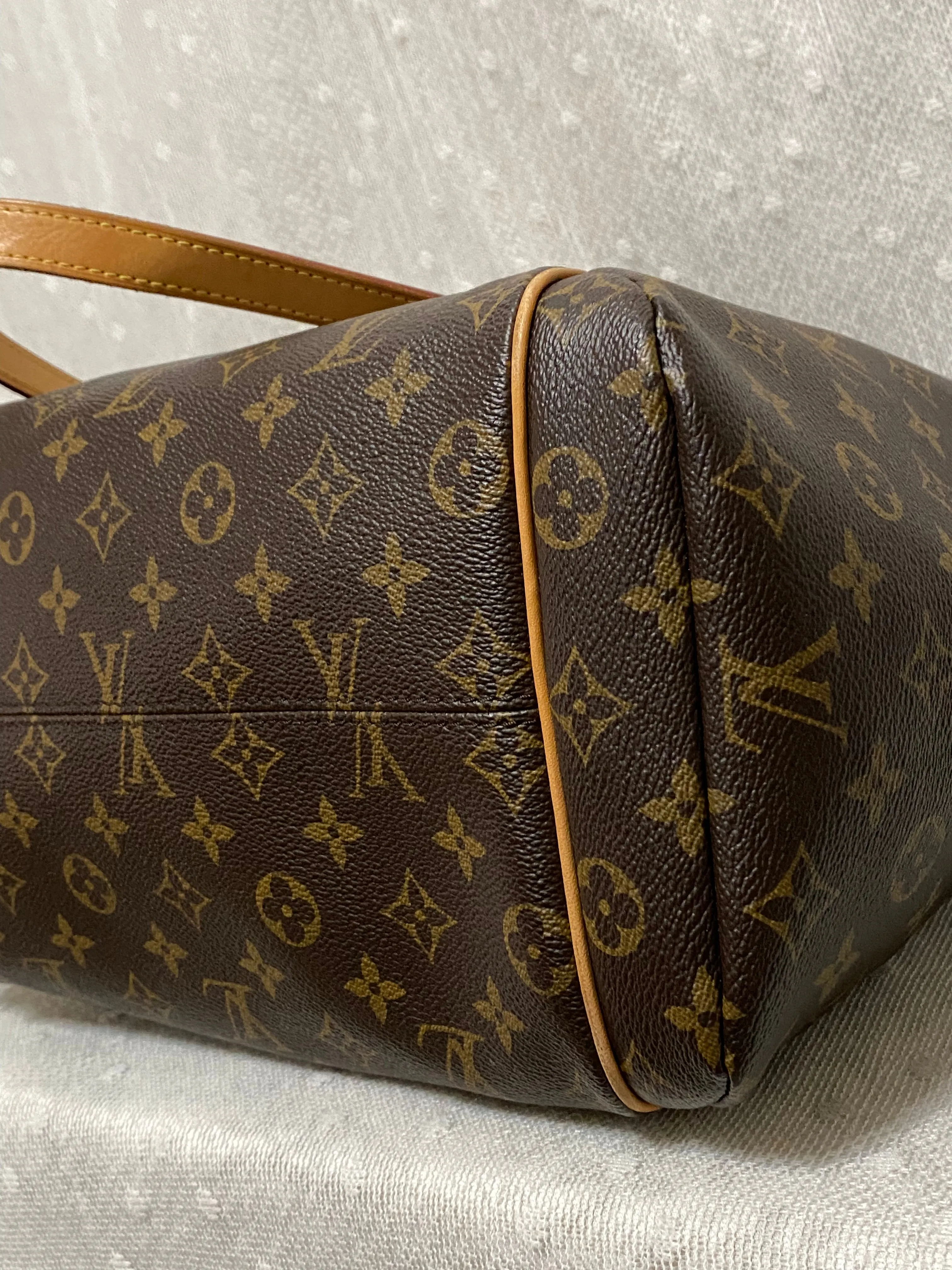 Louis Vuitton Totally MM Monogram Canvas Tote