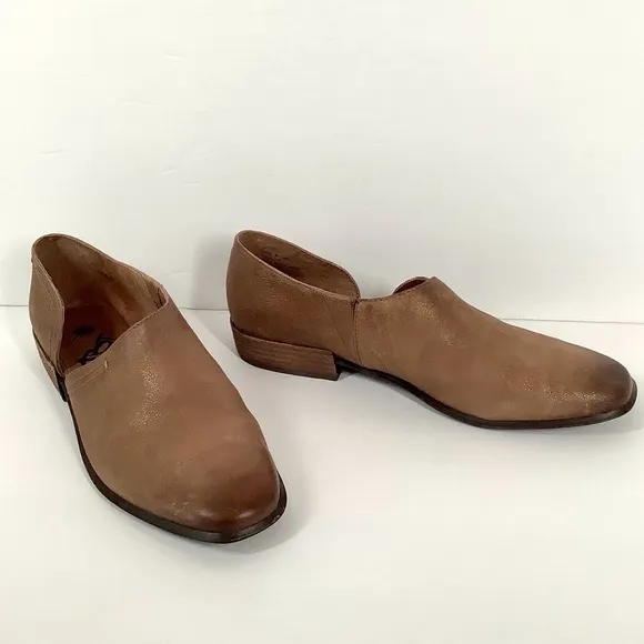 OTBT Coyote Slip-On Leather Shoe D' Orsay Side Cutout Water Resistant Neutral