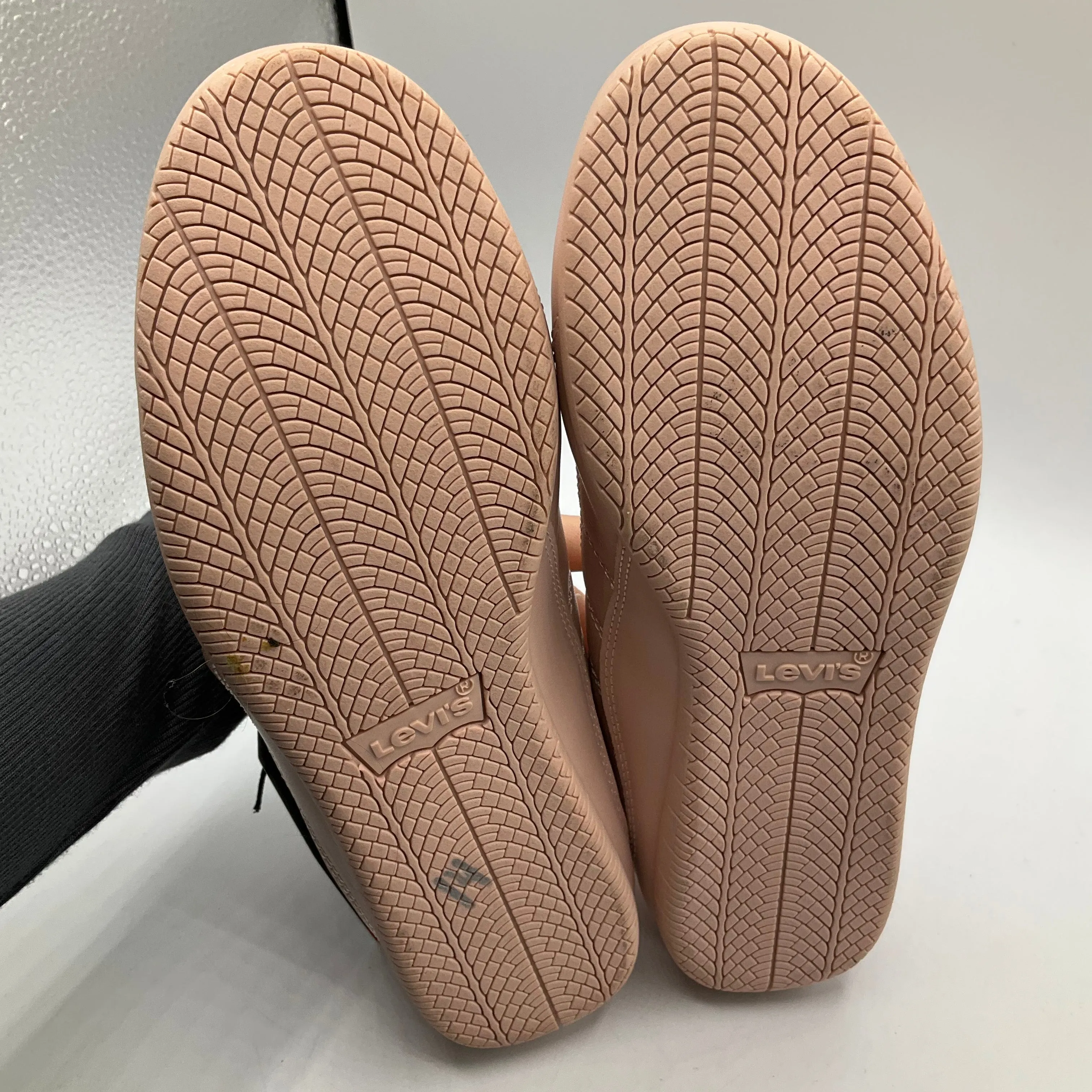 Shoes Sneakers By Levis In Pink, Size: 8